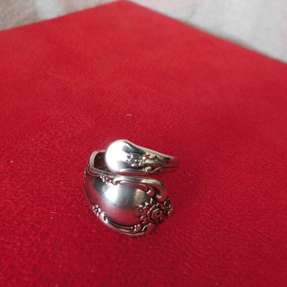 Ladies Silver Ring -  "Royal" marked - Picture 4 of 5